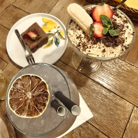 Desery i drink z suszoną pomarańczą